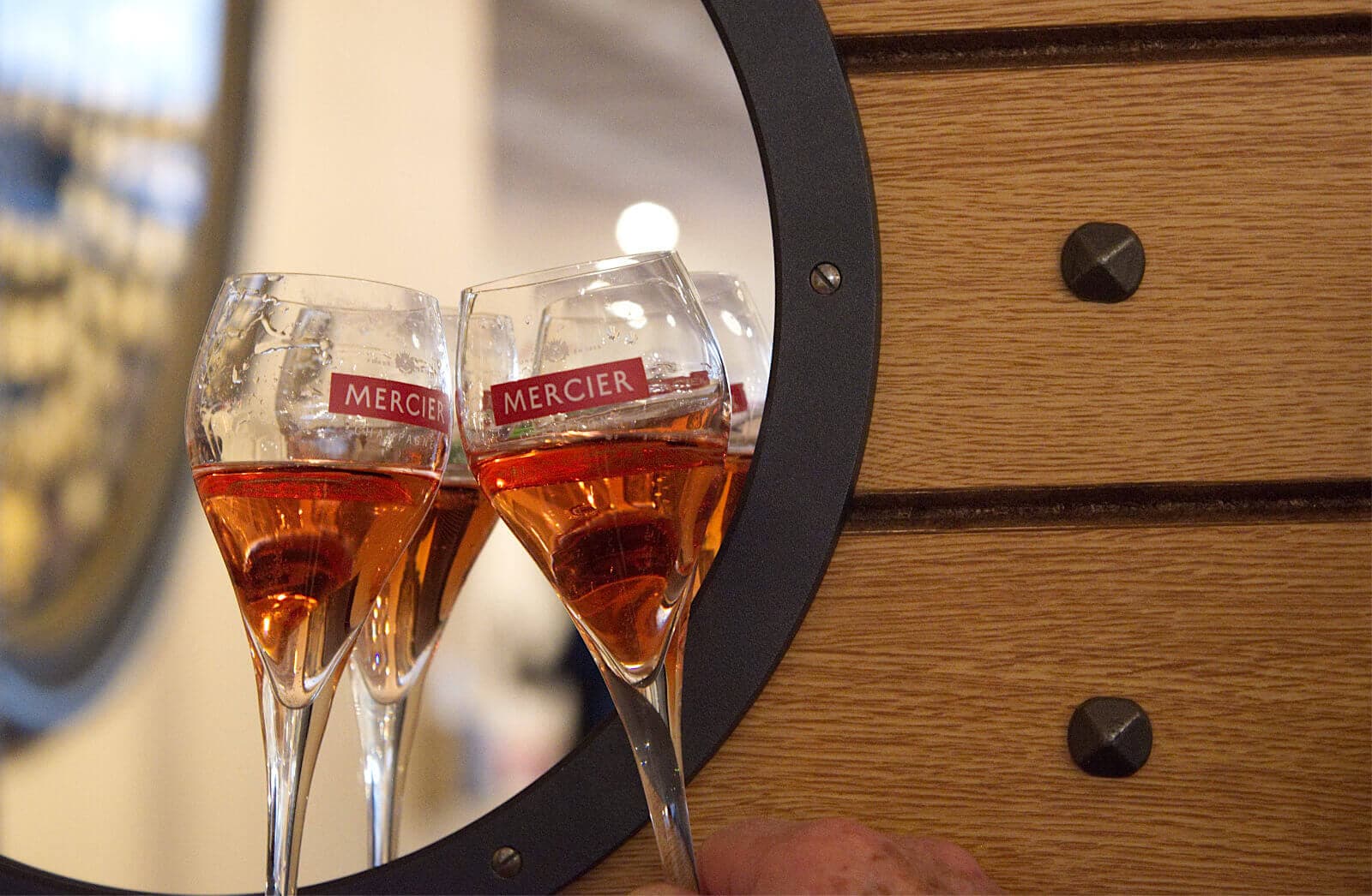 Vier Gläser mit Champagner zum Anstoßen